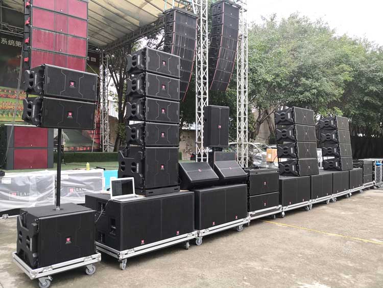   بلندگوهای لاین اری line array speaker در کنسرت و همایش های بزرگ